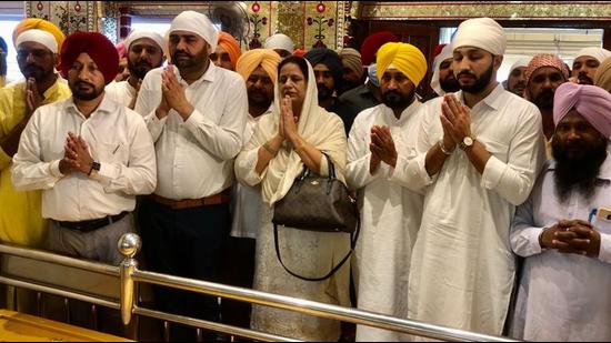 बंगला साहिब में नतमस्तक हुए चरणजीत सिंह चन्नी, बोले- ‘जब भी दिल्ली आता हूं, आशीर्वाद लेने जरूर पहुंचता हूं’
