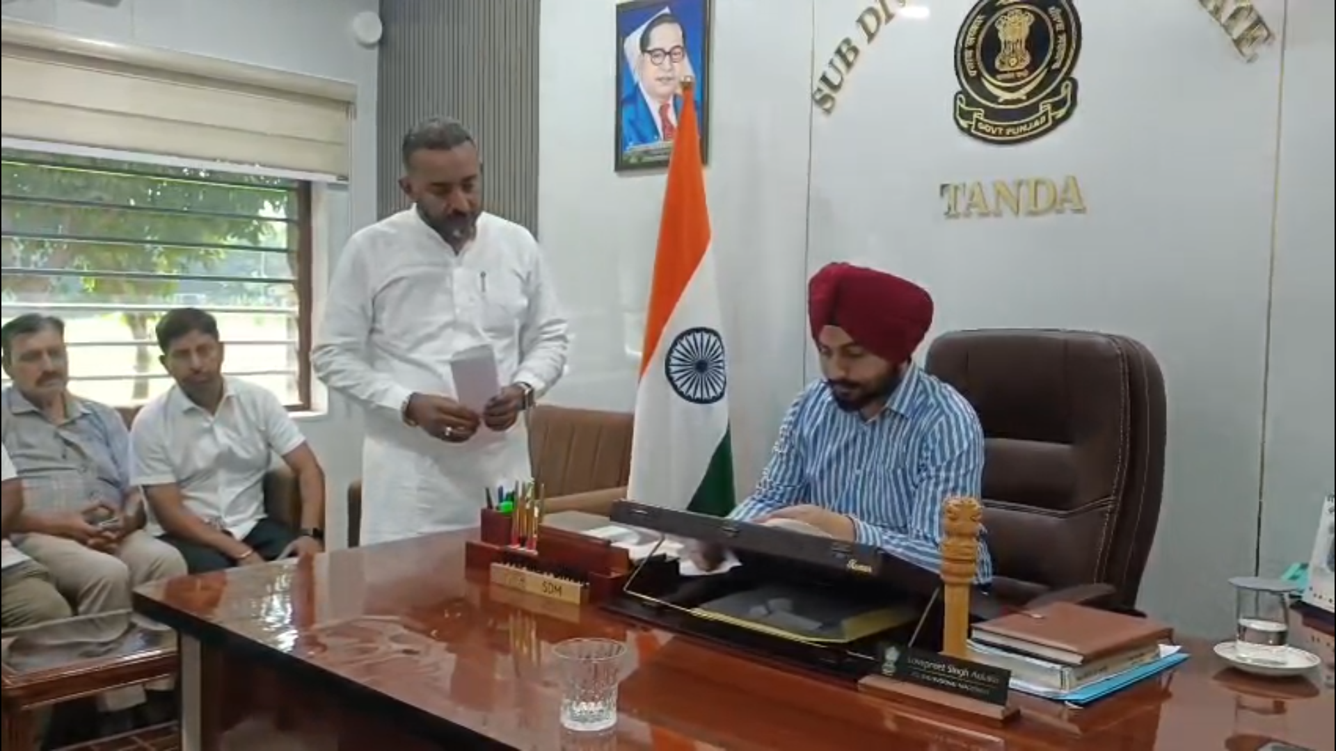 टांडा-पुल पुख्ता बरसाती नाले पर अवैध कब्जों का आरोप, कांग्रेस ने SDM को सौंपा ज्ञापन