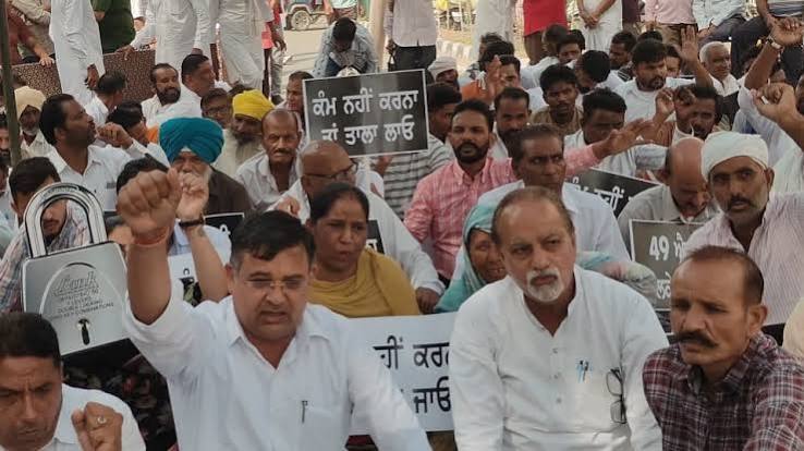अबोहर : सीवरेज समस्या को लेकर कांग्रेस का रोष प्रदर्शन, निगम गेट पर जड़ा ताला