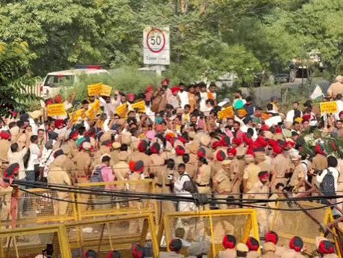 लुधियाना : AAP नेताओं ने BJP कार्यालय को घेरा, पुलिस ने की तीन लेयर की बैरिकेडिंग