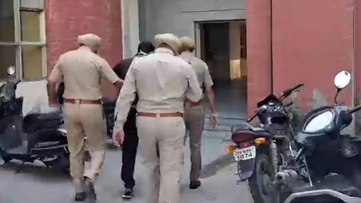 गुरुद्वारे के बाहर फायरिंग का चौंकाने वाला खुलासा, पुलिस सुरक्षा के लिए चली थीं गोलियां!