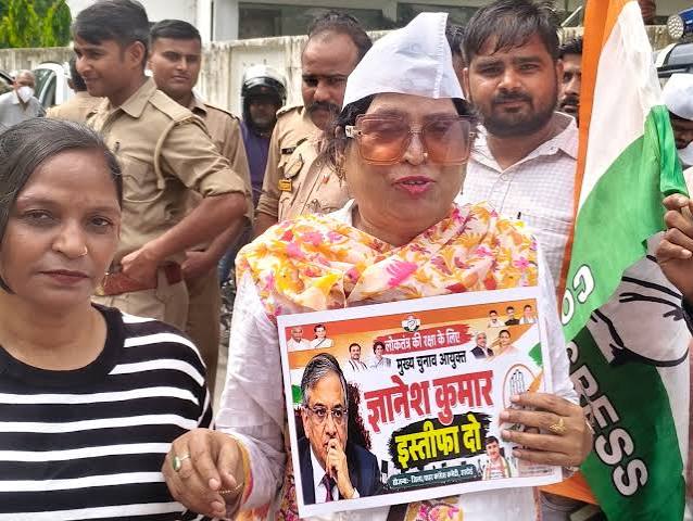 टांडा में कांग्रेस का ‘लोकतंत्र के लिए काला दिवस’, मुख्य चुनाव आयुक्त ज्ञानेश कुमार का पुतला फूंका