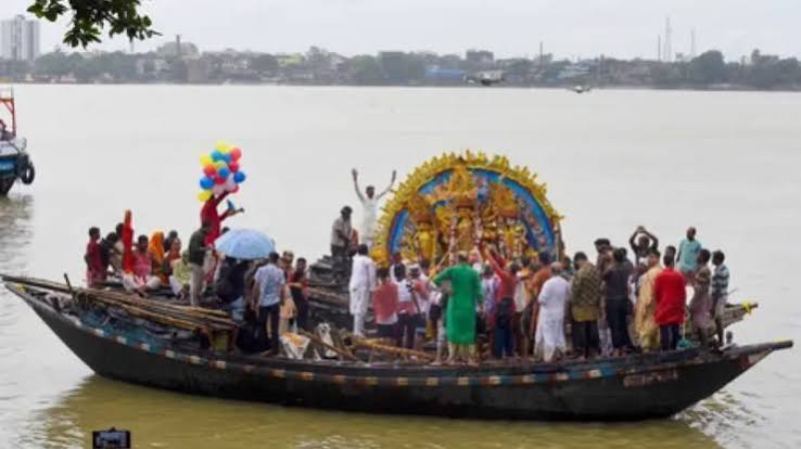 दुर्गा प्रतिमा विसर्जन को लेकर प्रशासन अलर्ट, कोलकाता समेत 4 क्षेत्रों में 18 वरिष्ठ पुलिस अधिकारियों की तैनाती