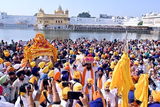 श्री अकाल तख्त साहिब से निकला विशाल नगर कीर्तन, संगत ने फूलों की वर्षा कर जताई श्रद्धा